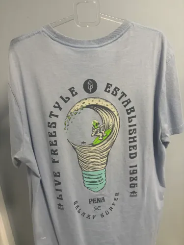 Camiseta pena com estampa atras