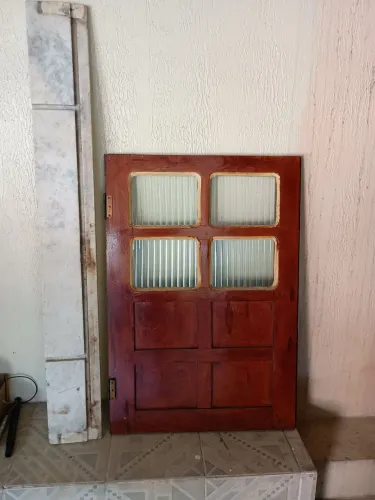 Duas janelas de madeira com batente de mármore