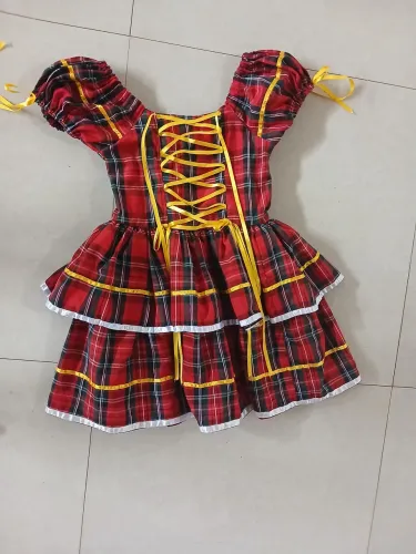 Vestido de festa junina de otima qualidade só foi usado 1 vez serve para criança de 5 a 7