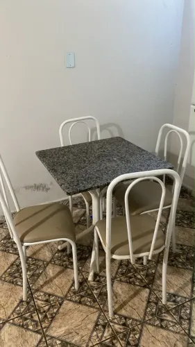 Vende se mesa de 4 cadeiras