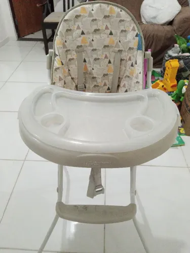 Carrinho de bebê e cadeira do bebê