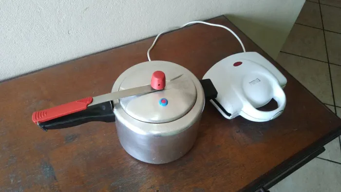1 panela de pressão Fort-Lar 3lt + 1 sanduicheira e grill Farma.