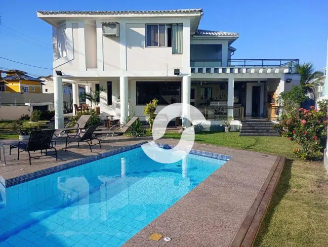 Linda casa, 4 dormitórios à 100m da praia, 480 m² por R$ 3.500.000, - Camboinhas - Niterói