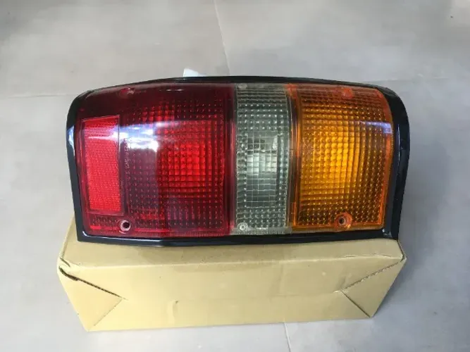 Lanterna traseira Mitsubishi L200 GLS / GL quadrada