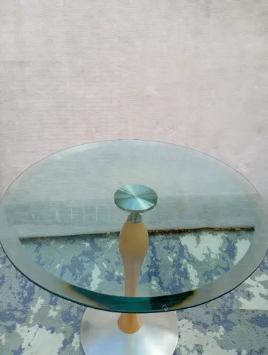 Mesa Lateral Redonda Vidro Bisotado - Base Tulipa Madeira e Inox - Estilo Moderno