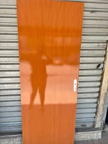 folha de porta de madeira com fechadura e chaves