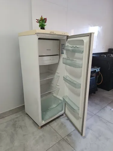Geladeira Eletrolux 600,00 gelando perfeitamente 250 litros