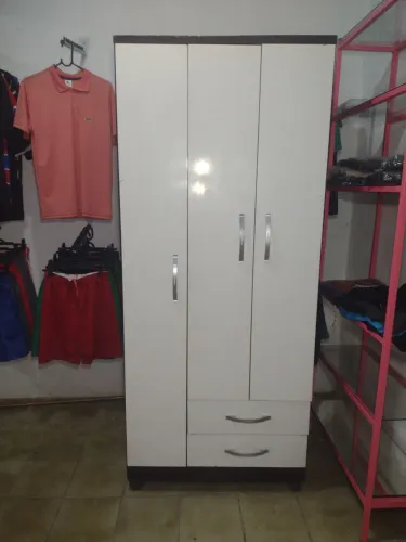 Guarda roupa 100%MDF 03 portas 02gavetas  todo perfeito 