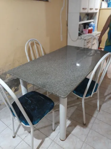 Mesa com 4 cadeiras tampo de mármore