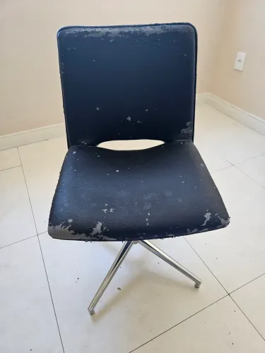 Cadeira giratória sem braços. Pé firme de aço inox. Sem rodinhas. Corino gasto. 