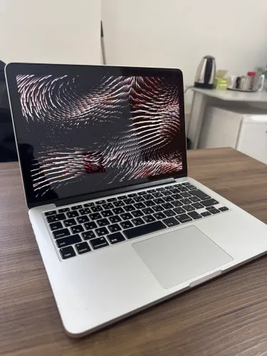 MacBook Pro sem detalhes 