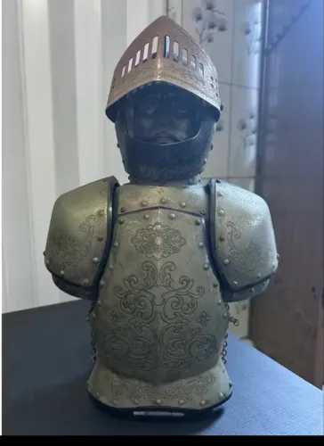 Antigo porta garrafa armadura guerreiro