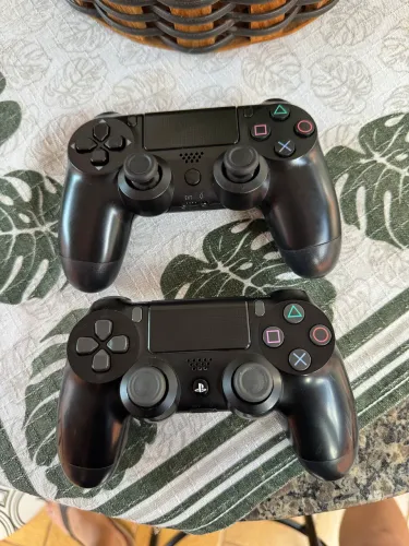 2 Controle PS4 (1 Original e 1 Paralelo)