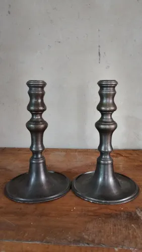 Jonh somers par de castiçais patinado 