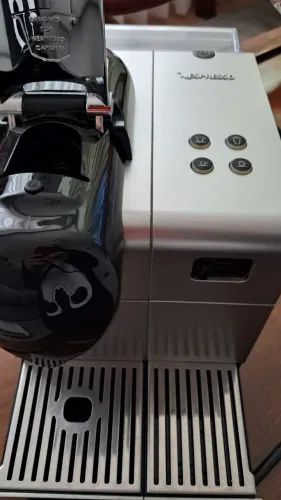 Cafeteira Nespresso Lattissima Preta Usada.