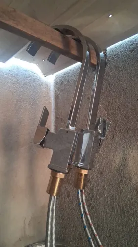Torneira monocomando água quente água fria