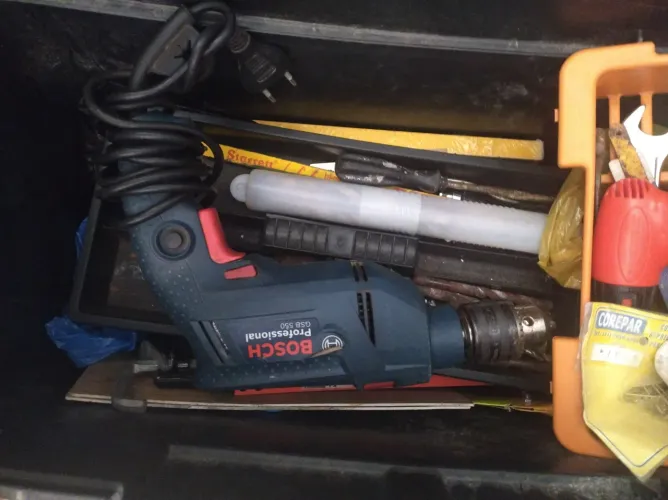 Furadeira Bosch + caixa com ferramentas