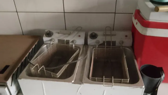 Vendo uma fritadeira elétrica de duas cubas de 5 litros e uma chapa grande a gás 