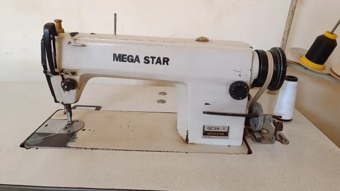 Máquina industrial costura reta