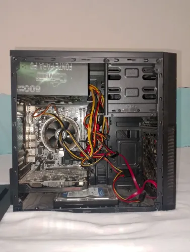 Computador com cabo de força 
