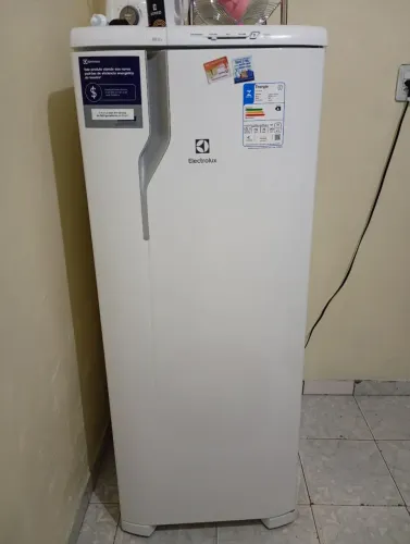 Geladeira novinha de 215 litros, marca Electrolux.