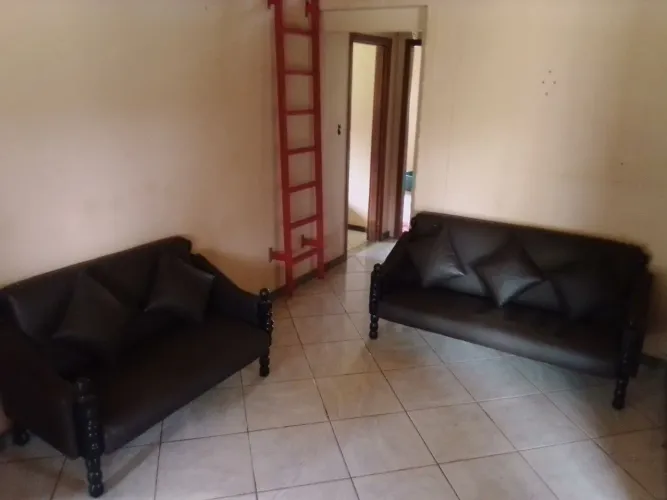 Sofá pé alto