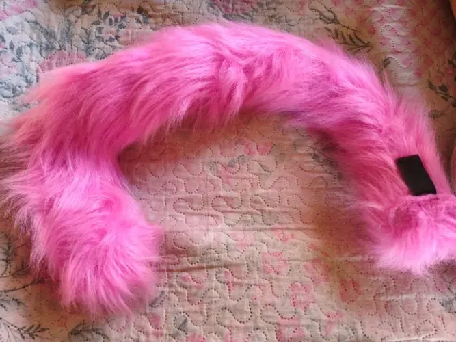 Rabinho Cosplay rosa com suporte para colocar no cinto articulável .