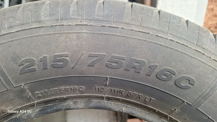 2 Pneus 215 75 R16C ainda roda