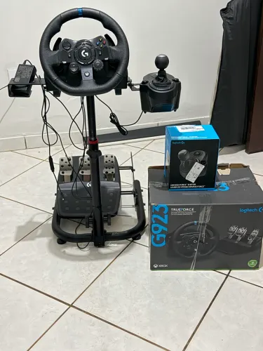 Volante Simulador Logitech G923 com câmbio e cockpit.