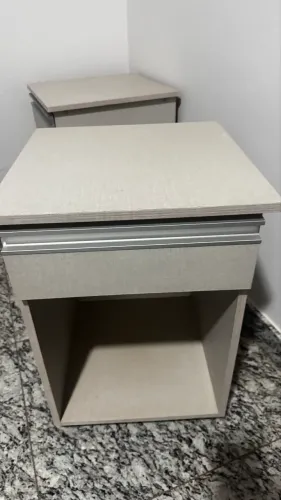 Mesa de cabeceira acabamento Linho