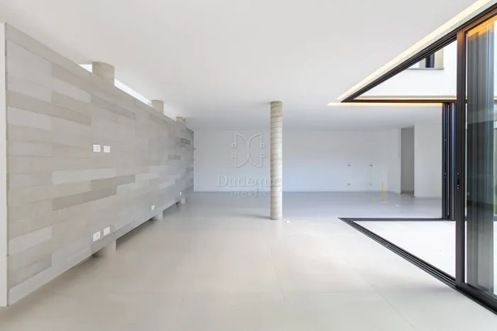 Casa em Condomínio (286m²) - Face Norte, 3 Quartos e Quintal no Campo Comprido