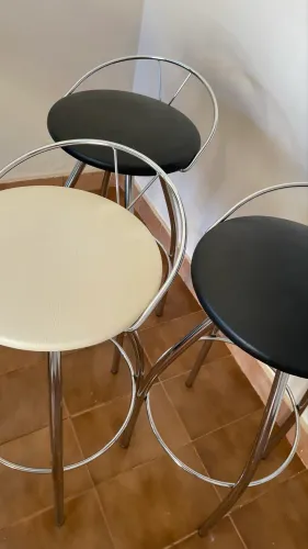 Banquetas em inox e assento de couro