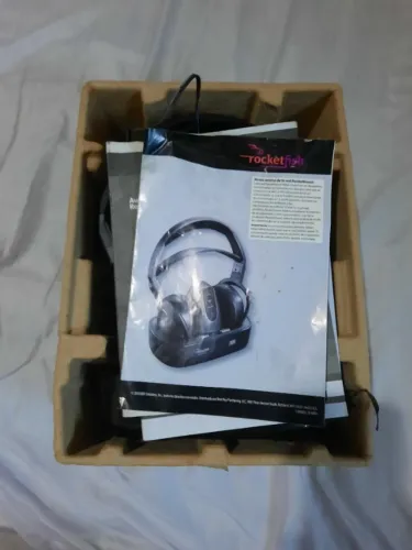 Fone de ouvido Rocketfish, com design confortável e som de alta qualidade. Ideal para quem