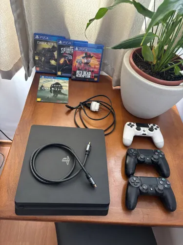 Ps4 slim, 3 controles e 4 jogos
