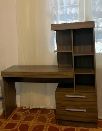 Escrivaninha com estante