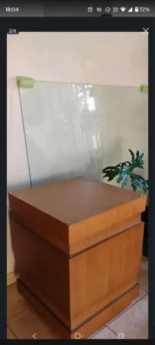 Mesa em vidro com base em madeira linda