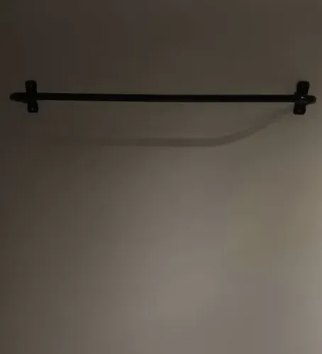 Arara de roupa de parede