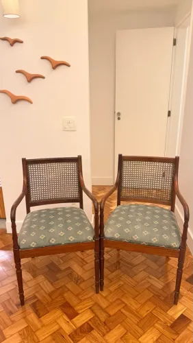 Par de Cadeiras Vintage década de 50 em madeira, palhinha e estofado