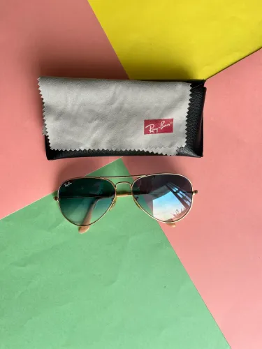 Óculos Ray Ban haste dourada e lente azul degradê. Tamanho médio.