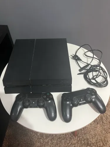 PS4 500 GB + 2 controles + jogos