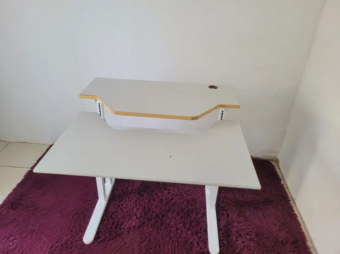 Mesa para computador com regulagem de altura 