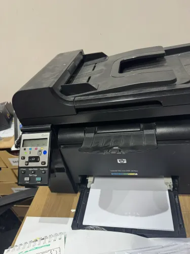 Impressora à laser HP LaserJet M175nw colorida. WiFi