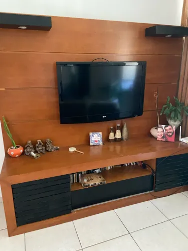 Rack com painel de madeira