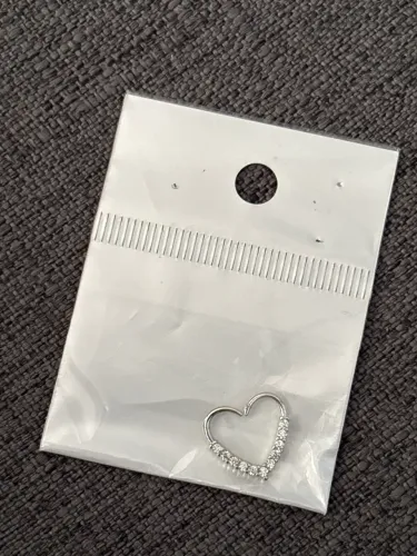 Piercing em aço com pedras 