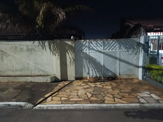 Alugo casa em condomínio fechado com 2 quartos coz americana garagem coberta para 2 carros