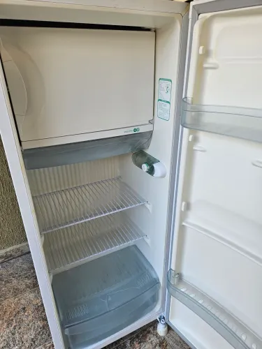 Geladeira 220volts, funcionando perfeitamente, Entrego também!!