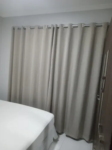 Cortina com varão de 2,60 m linho na cor cinza
