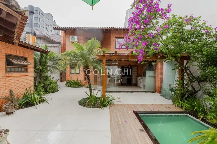 Ambientes bem distribuídos e pátio com piscina