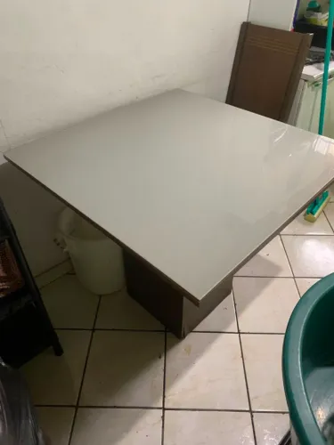 Mesa com tampo de vidro