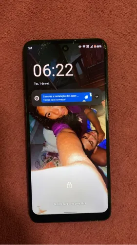 Moto G22, tela trincada na parte superior mas funcionando tudo perfeitamente.